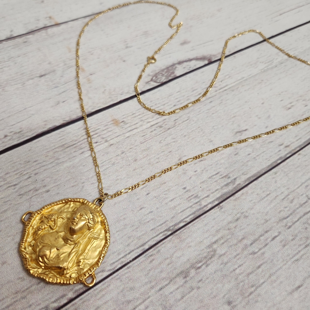 Gold Medallion Pendant Necklace - Elegant Women's Jewelry